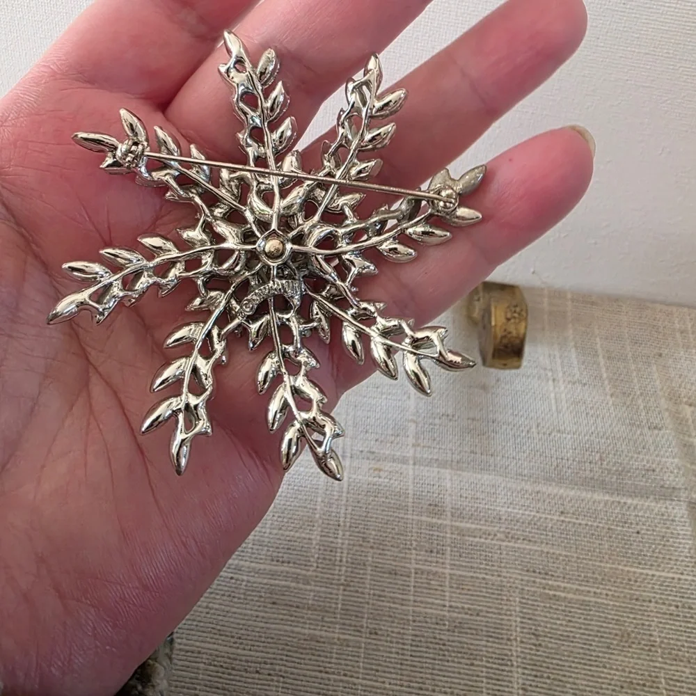 Vintage Used Signed Sarah Coventry Rhinestone Snowflake Ladies Brooch Pin